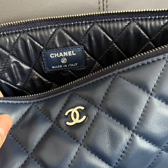 CHANEL Large O Case Clutch Laptop Portfolio in Blue Lambskin - Picture 11 of 15
